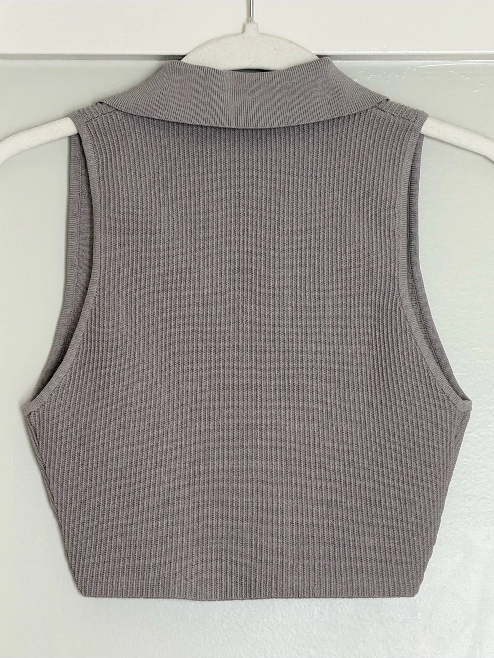 Aritzia Babaton Sculpt Knit Polo Top Cropped Sleeveless Ribbed Taupe S - Picture 3 of 5